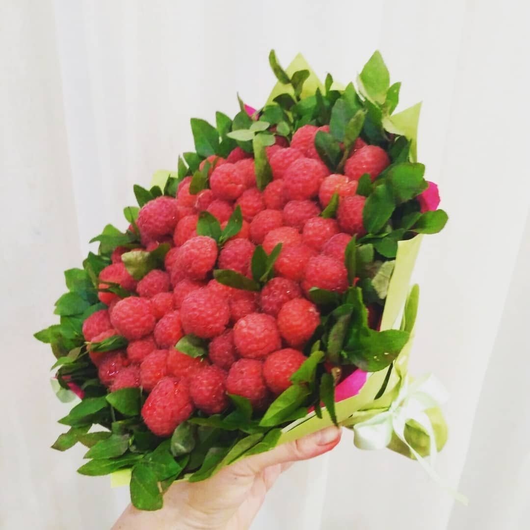 Фруктовый букет с малиной