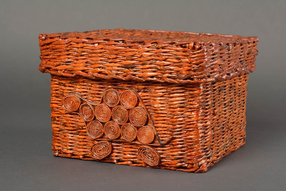 Плетеные шкатулки из газетных трубочек