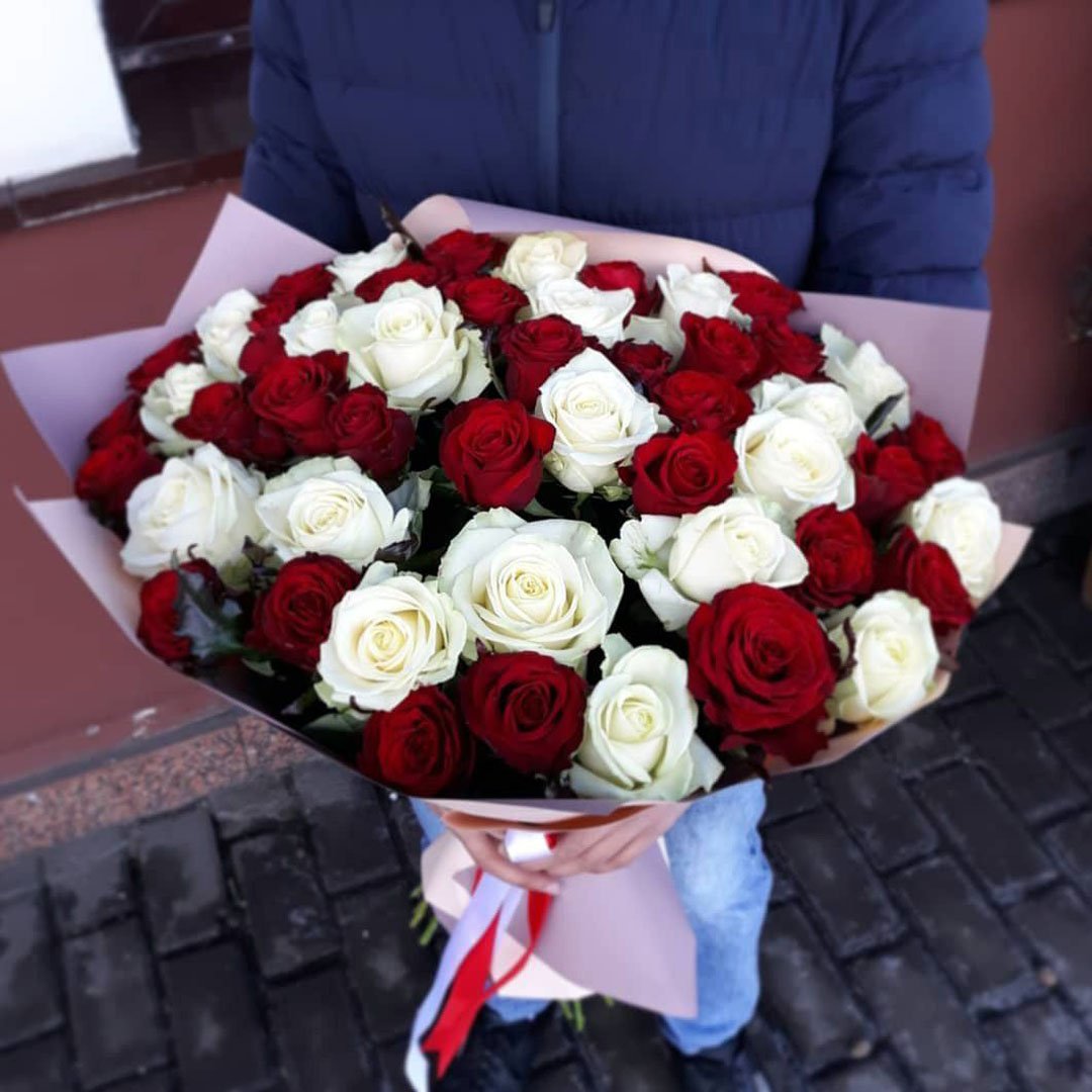 Букет из белых и бордовых роз