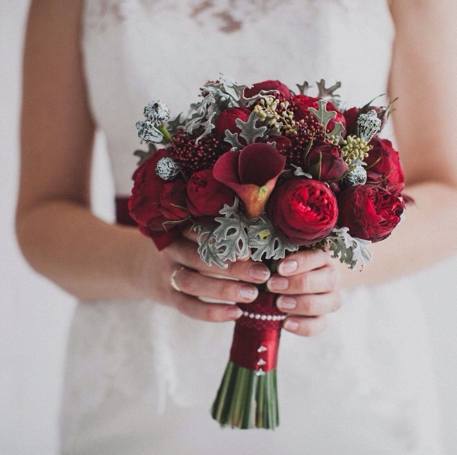 Свадебный букет с бордовыми цветами