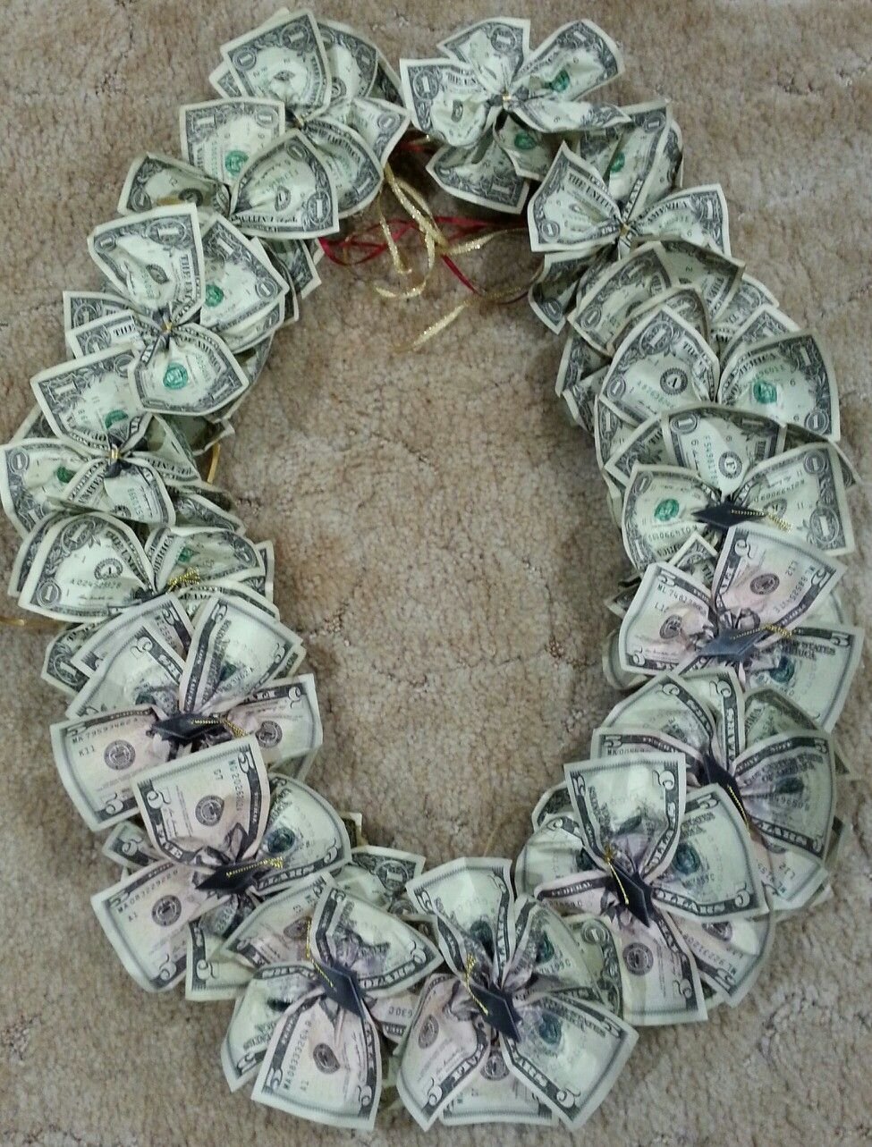 Бусы из денежных купюр