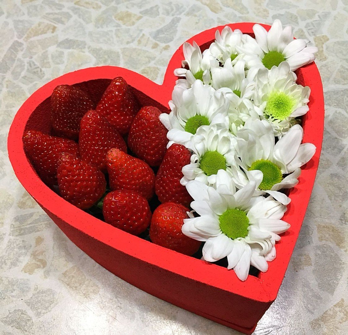 Коробки с клубникой и цветами