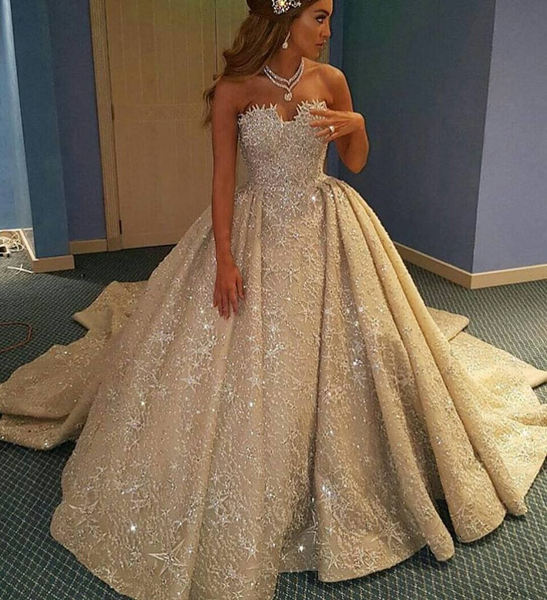 Свадебное платье пышное блестящее