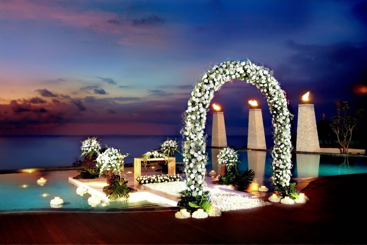Свадебная арка на море