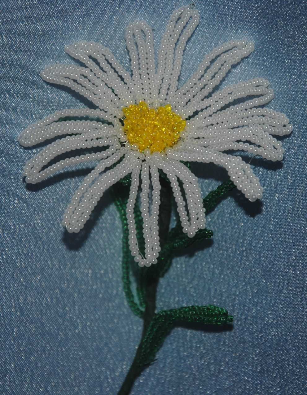 Ромашка из бисера