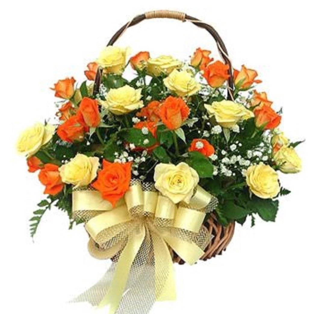 Желтые розы в корзине