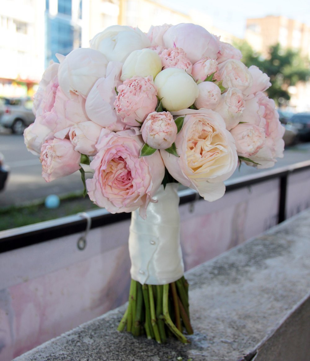 Розы бел пионы. Свадебный букет из пионовидных роз. Свадебный букет с пионовидной розой. Букет невесты из пионовидных роз.