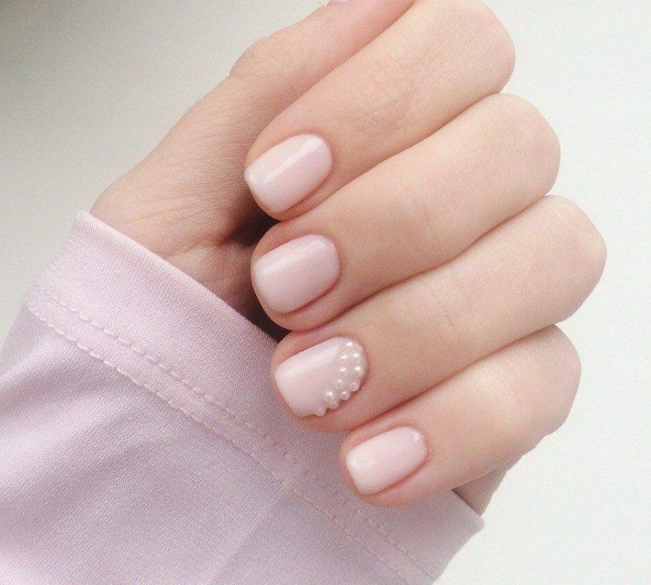 Маникюр на короткие ногти нежные однотонные