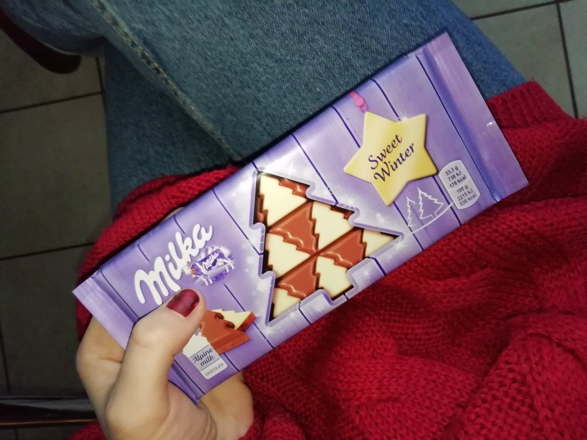 Шоколадки в руках у девушки