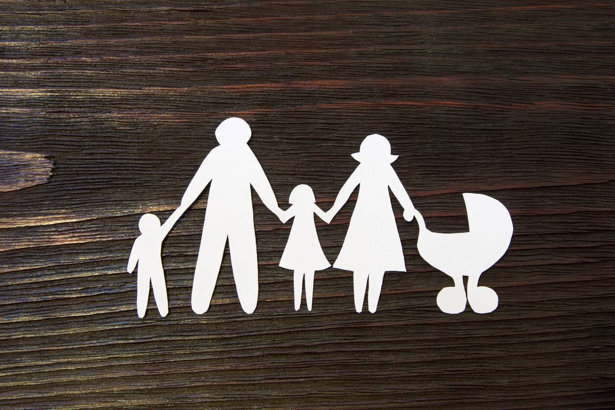 Шаблоны семьи из бумаги. Бумажные фигурки семьи. Бумажные фигурки семьи в руках. Фигурки символизирующие семью,детей. Поделки символизирующие семью.