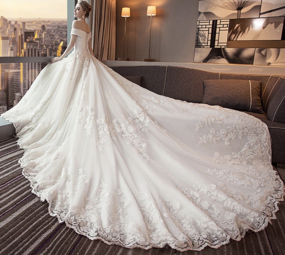 Длинное пышное свадебное платье со шлейфом