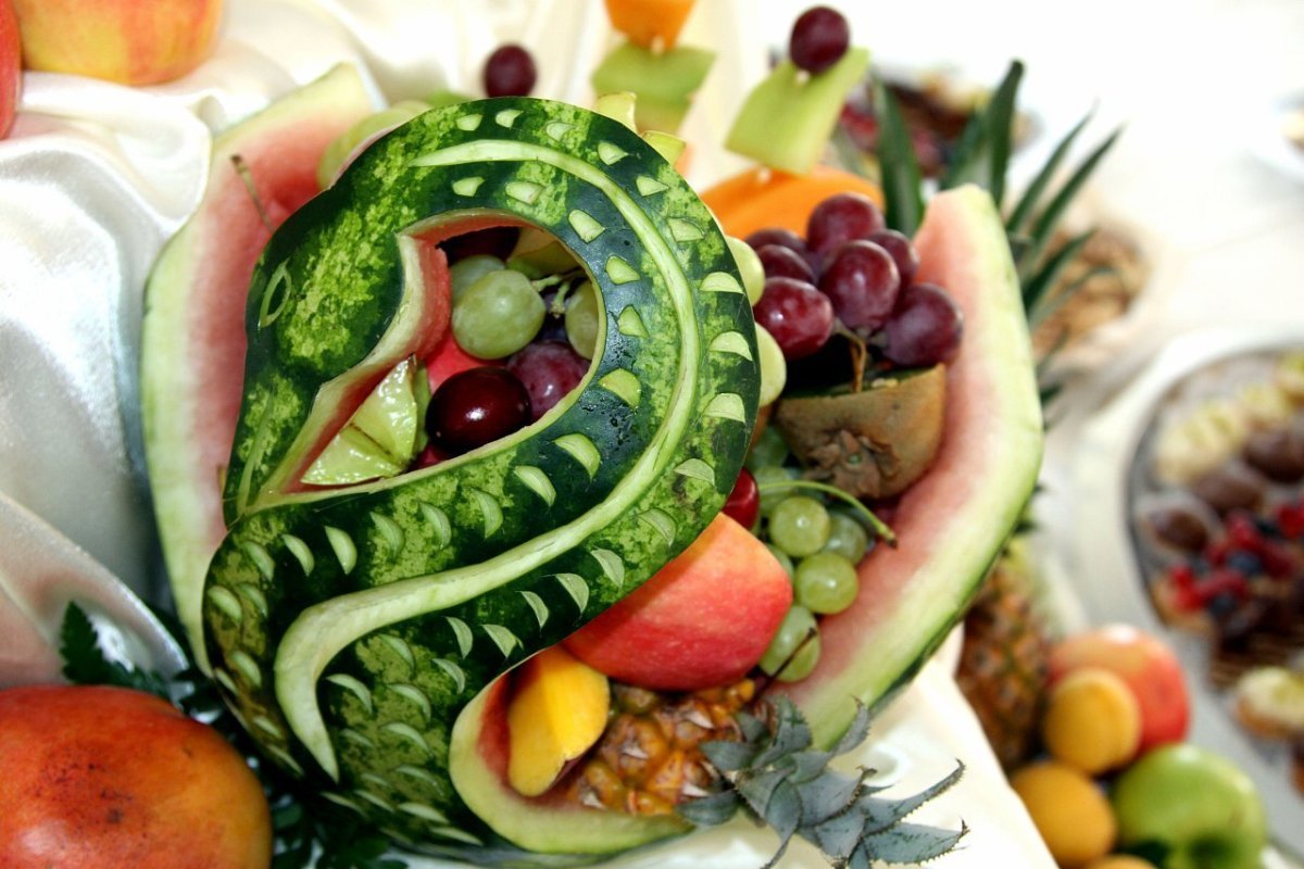 Фруктовая корзина из арбуза