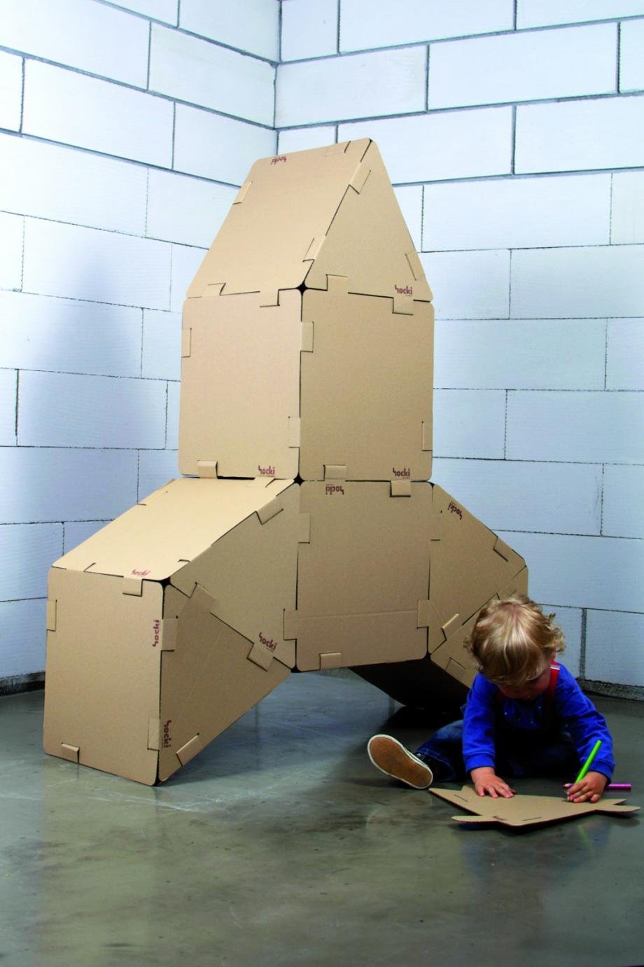 Картонная ракета. Конструкция из картонных коробок. Картонный домик ракета. Ракета из картона. Картонный домик ракета для детей.