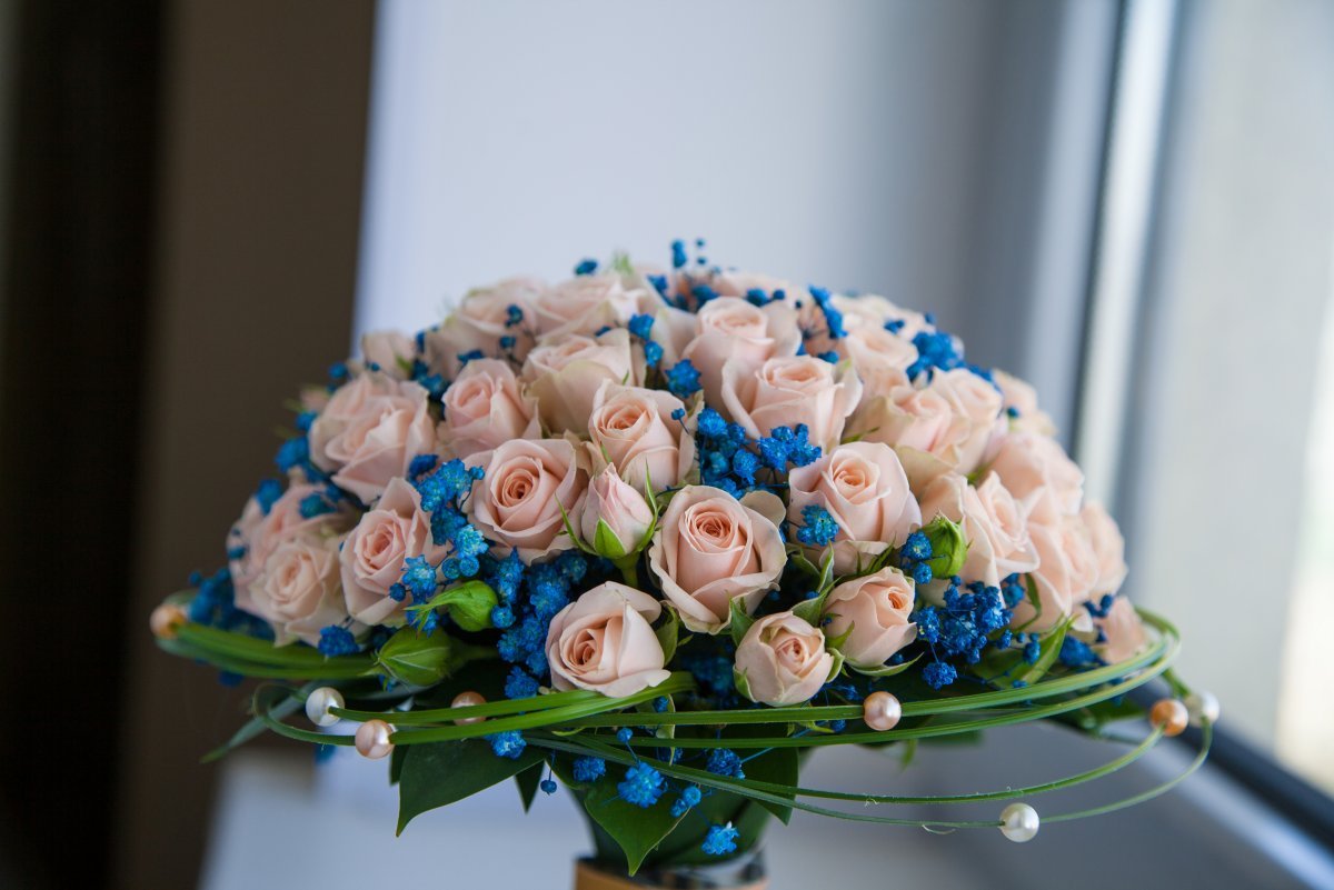Голубые и розовые розы букет