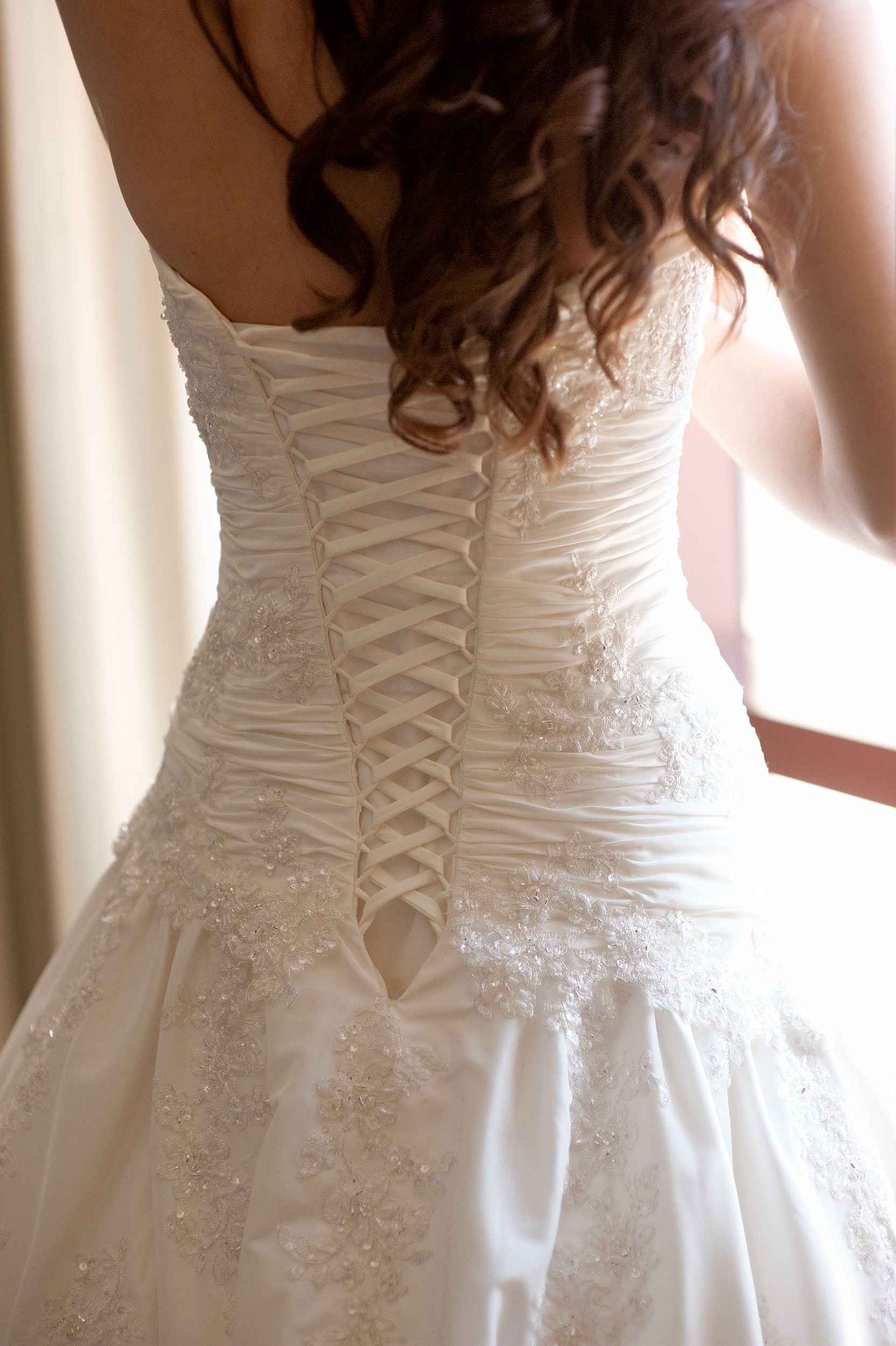 Шнуровка на спине. Свадебное платье с корсетом. Свадебное платье со шнуровкой на спине.
