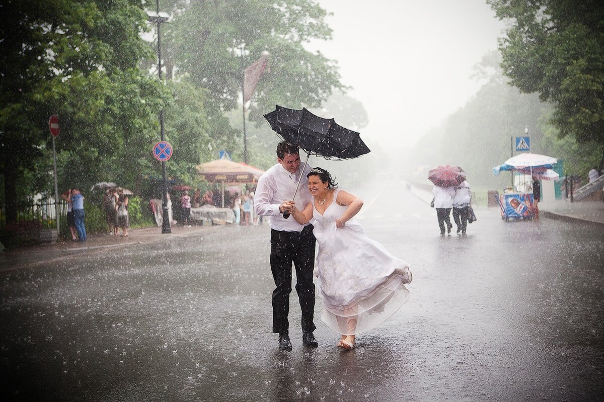 Свадебная фотосессия под дождем летом