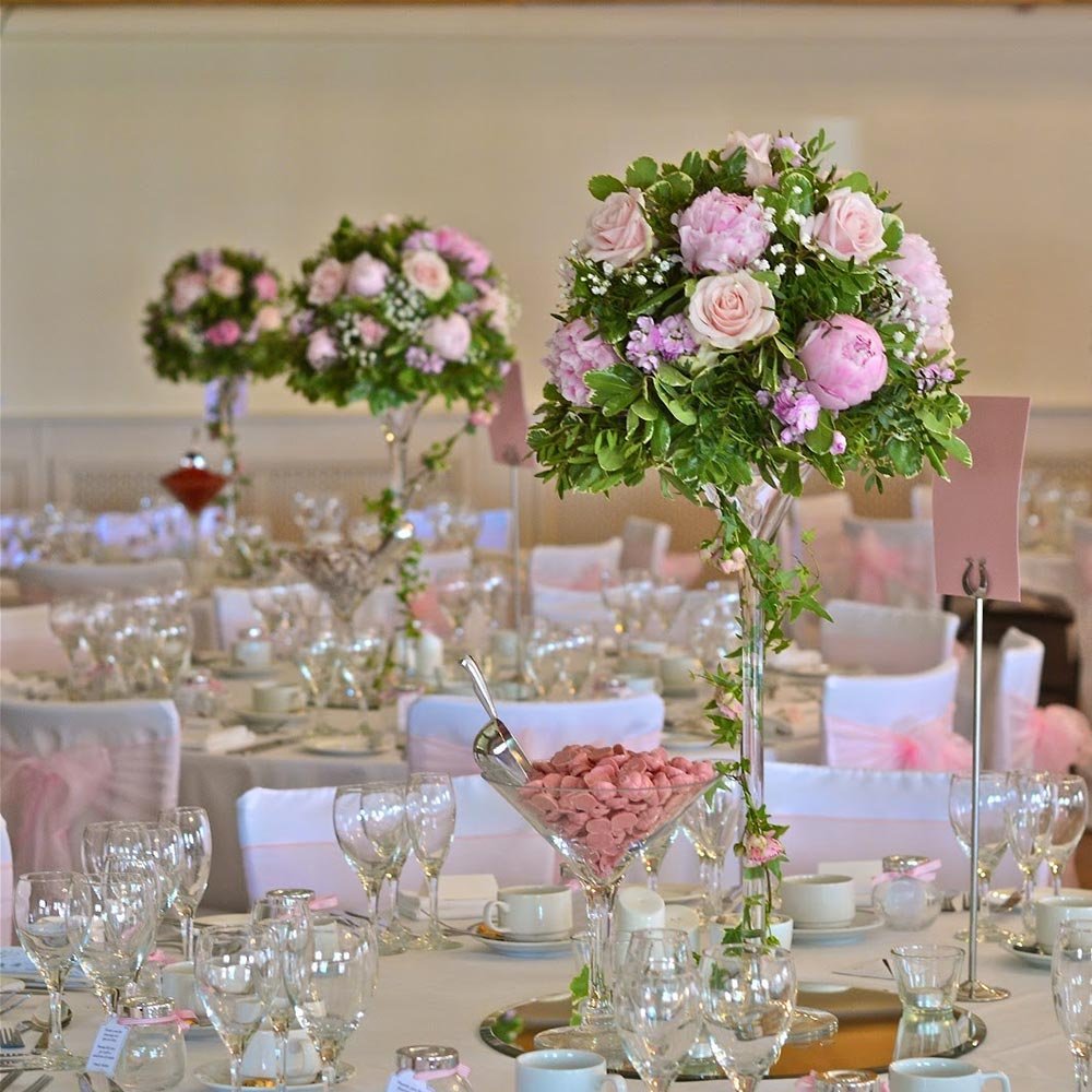 Свадебные столы гостей. Композиции на столы гостей. Украшение свадебного стола. Украшение стола цветочными композициями. Цветочные композиции на столы гостей.
