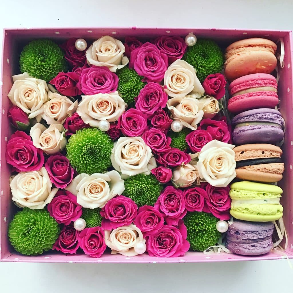 Коробочка с цветами и безе