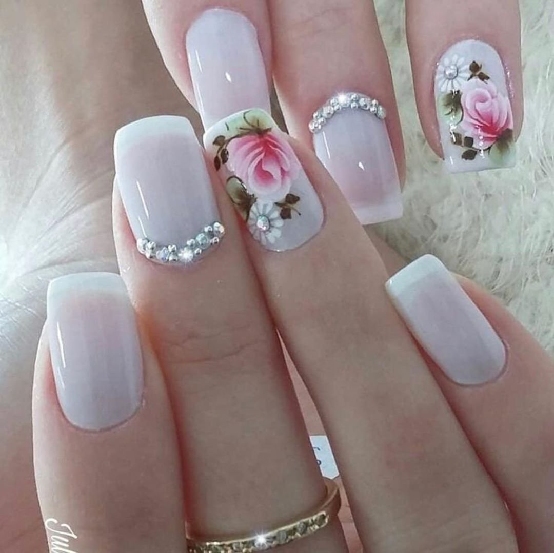 Французский маникюр с камушками