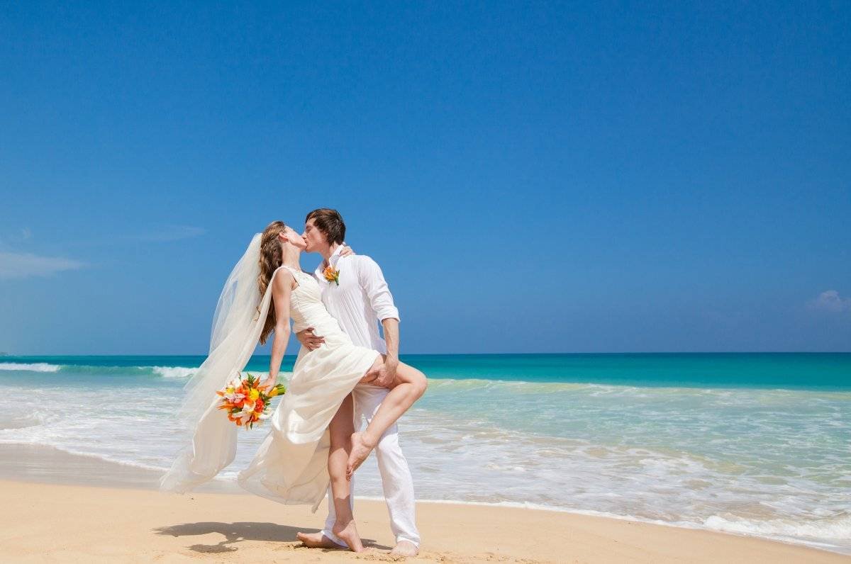 Медовый месяц что это. Кайо Коко Свадебная церемония. Свадебная фотосессия на берегу моря. Молодожены в свадебном путешествии. Свадебное путешествие фотосессия.