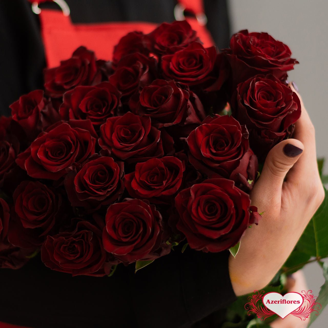 Бордовые розы купить. Красивый букет бордовых роз. Темно красные розы букет. Темно бордовые розы букет.