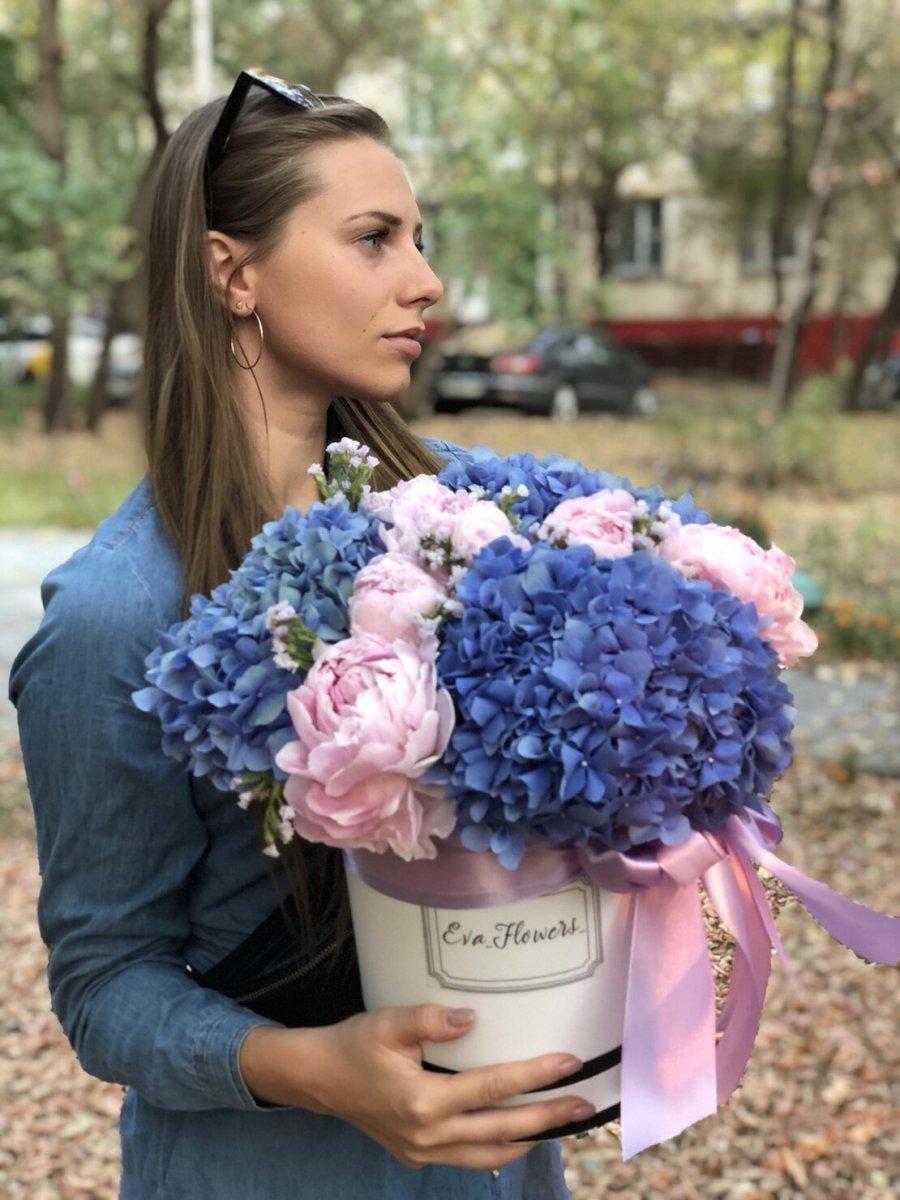 Девушка с гортензиями