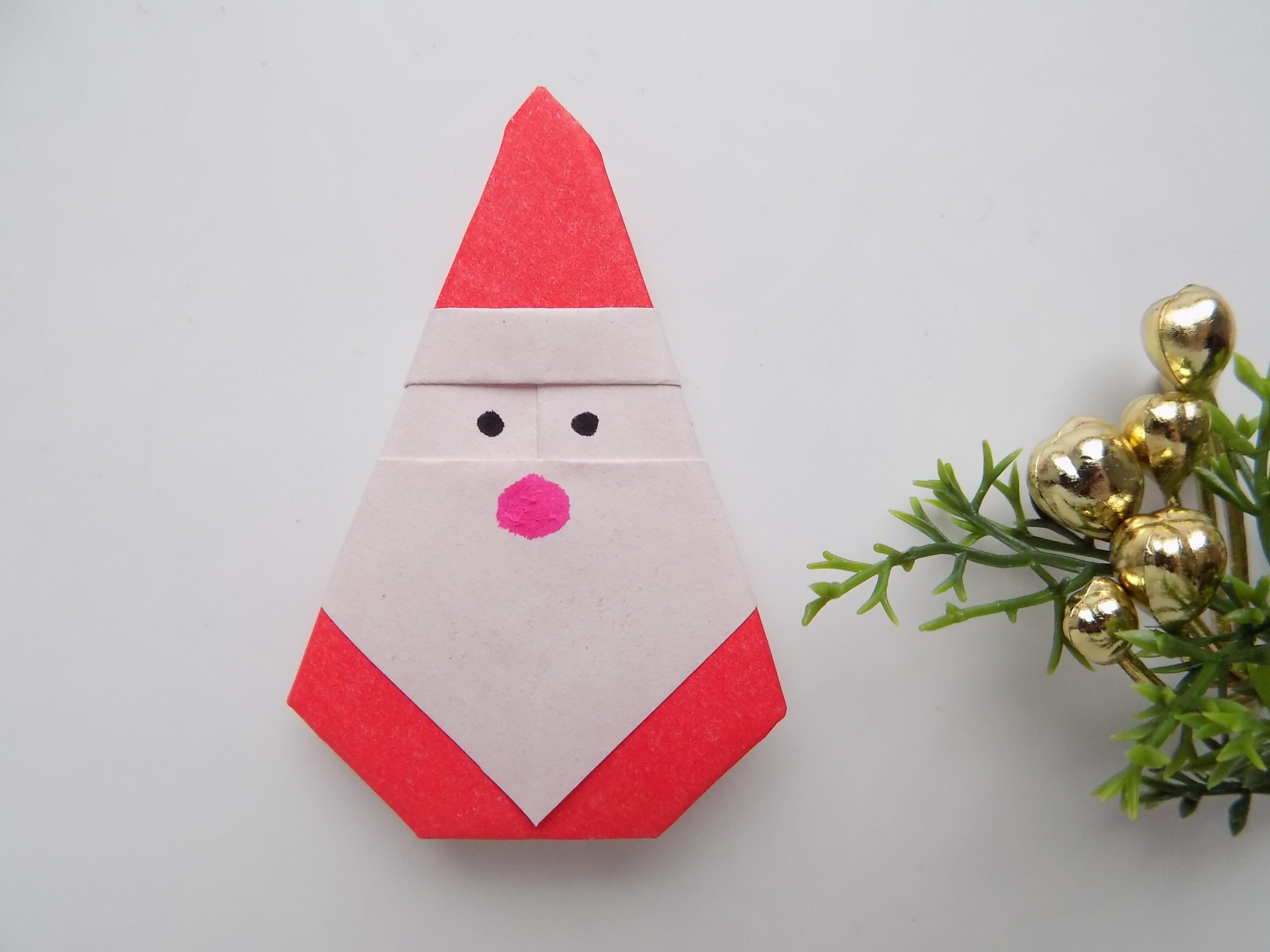 Оригами дед мороз из бумаги. Оригами дед Мороз. Новогодняя поделка оригами дед Мороз. Оригами дед Мороз для дошкольников.