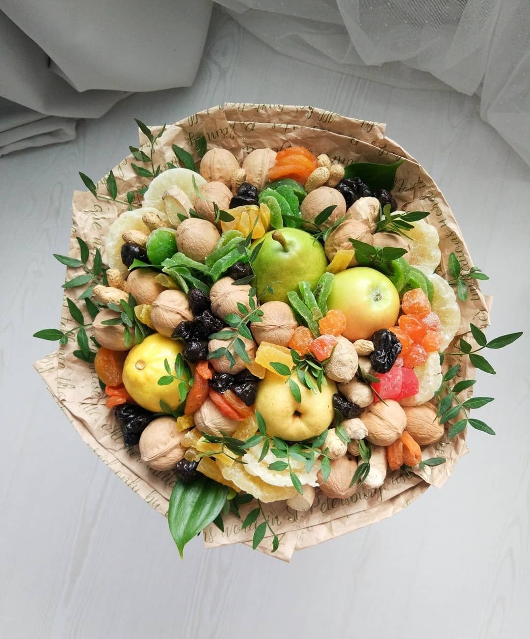 Фруктовый букет с орехами