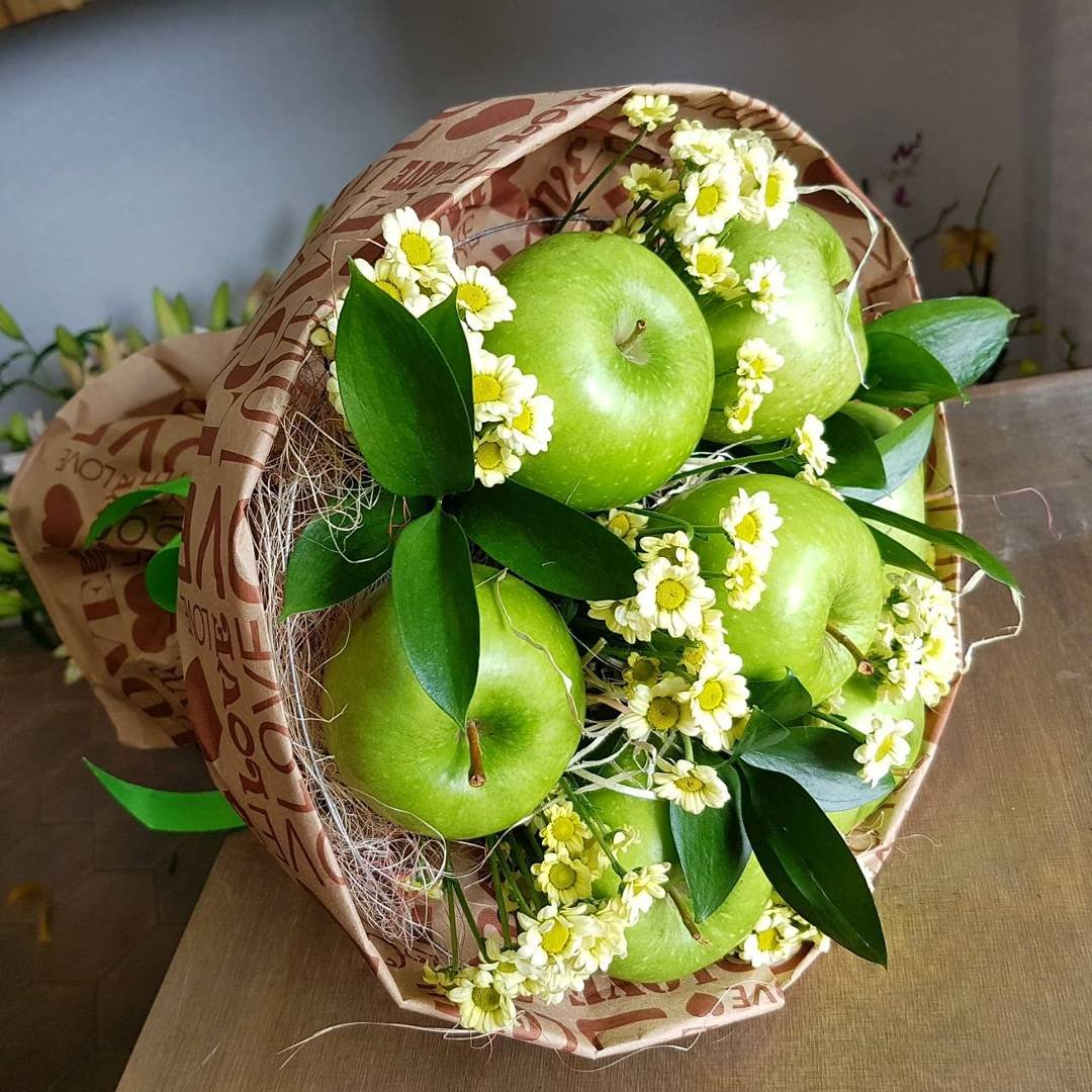 Букет с яблоками