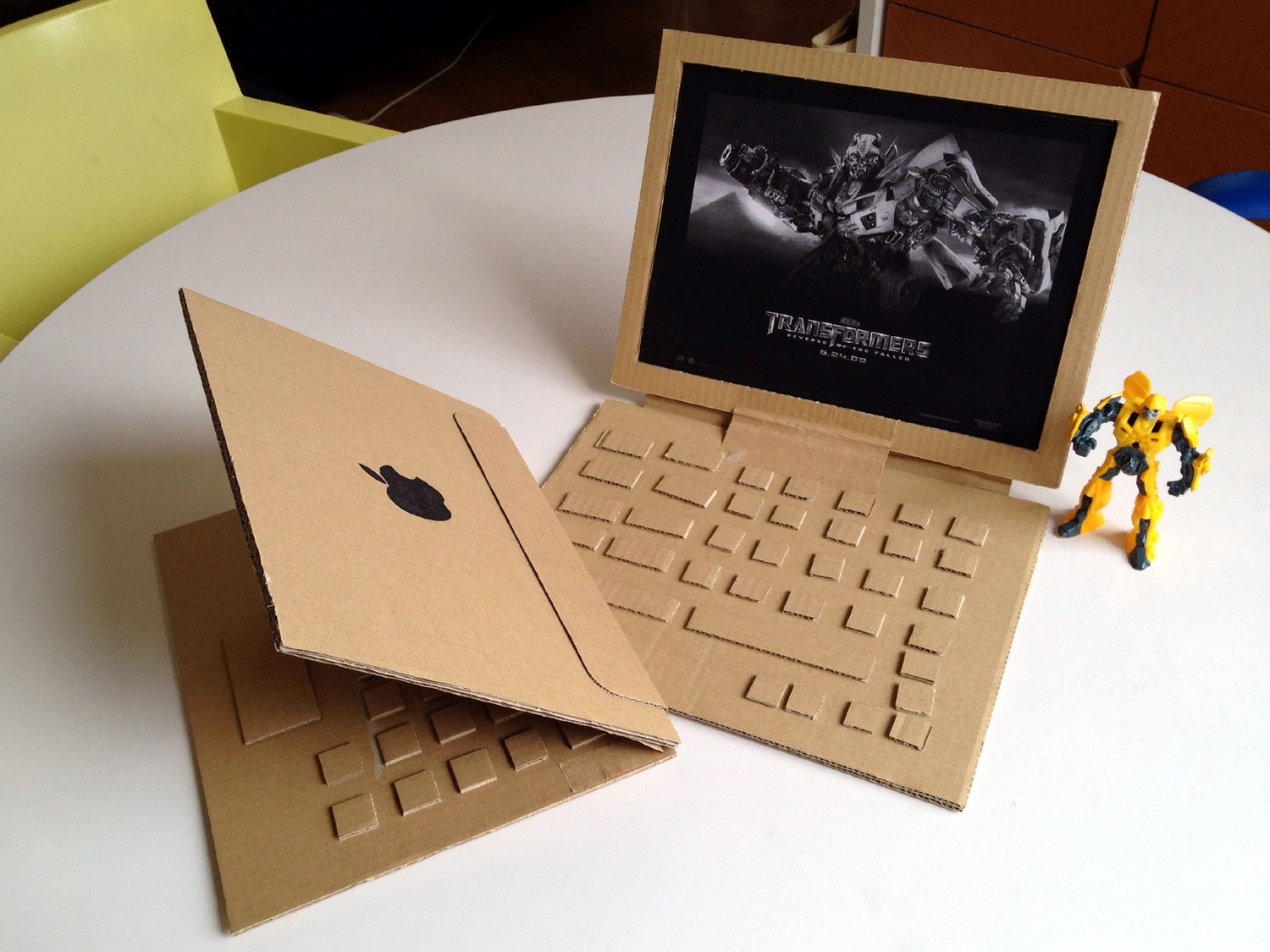 Paper на пк. Компьютер из картона. Картонный ноутбук. Ноутбук из картона для детей. Компьютер из картона своими руками.