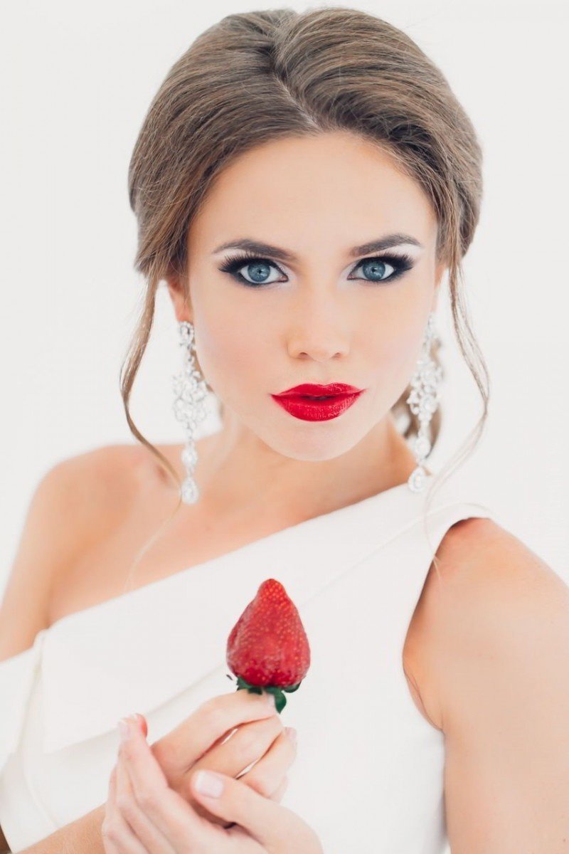 Свадебный макияж с красной помадой