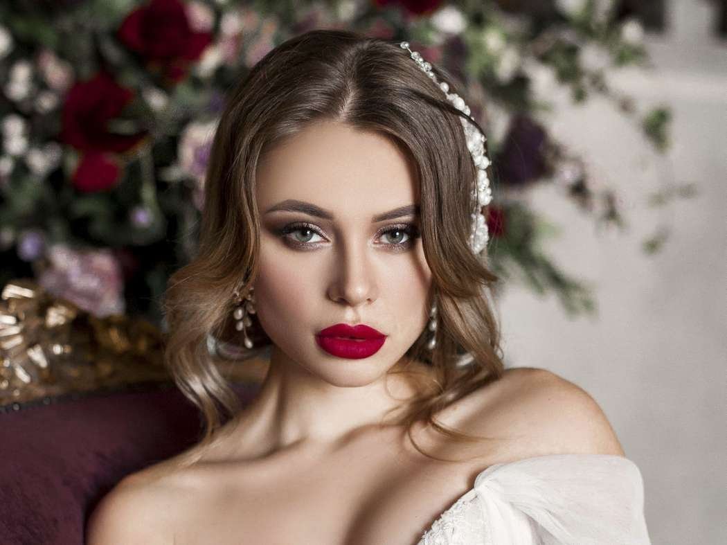 Невеста с красными губами