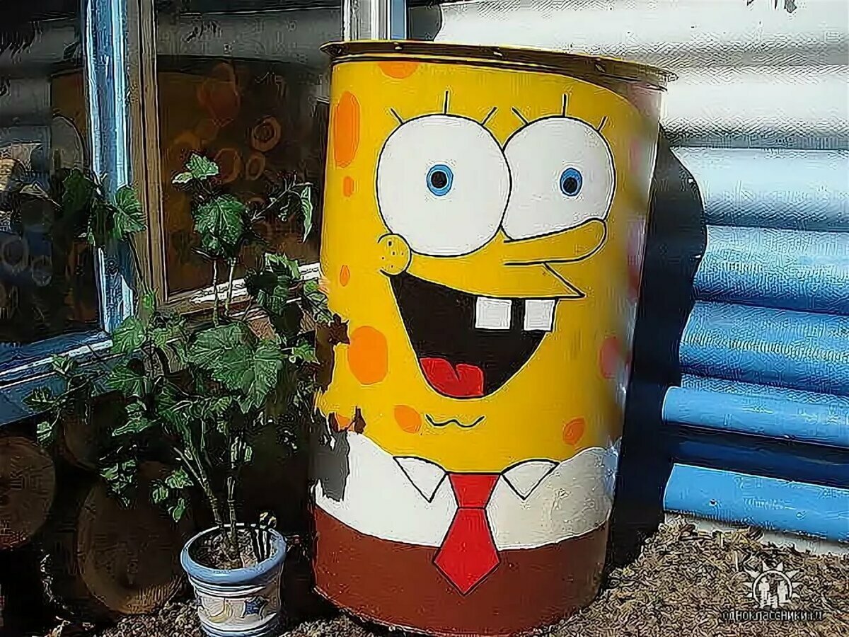 Разрисованные бочки на даче