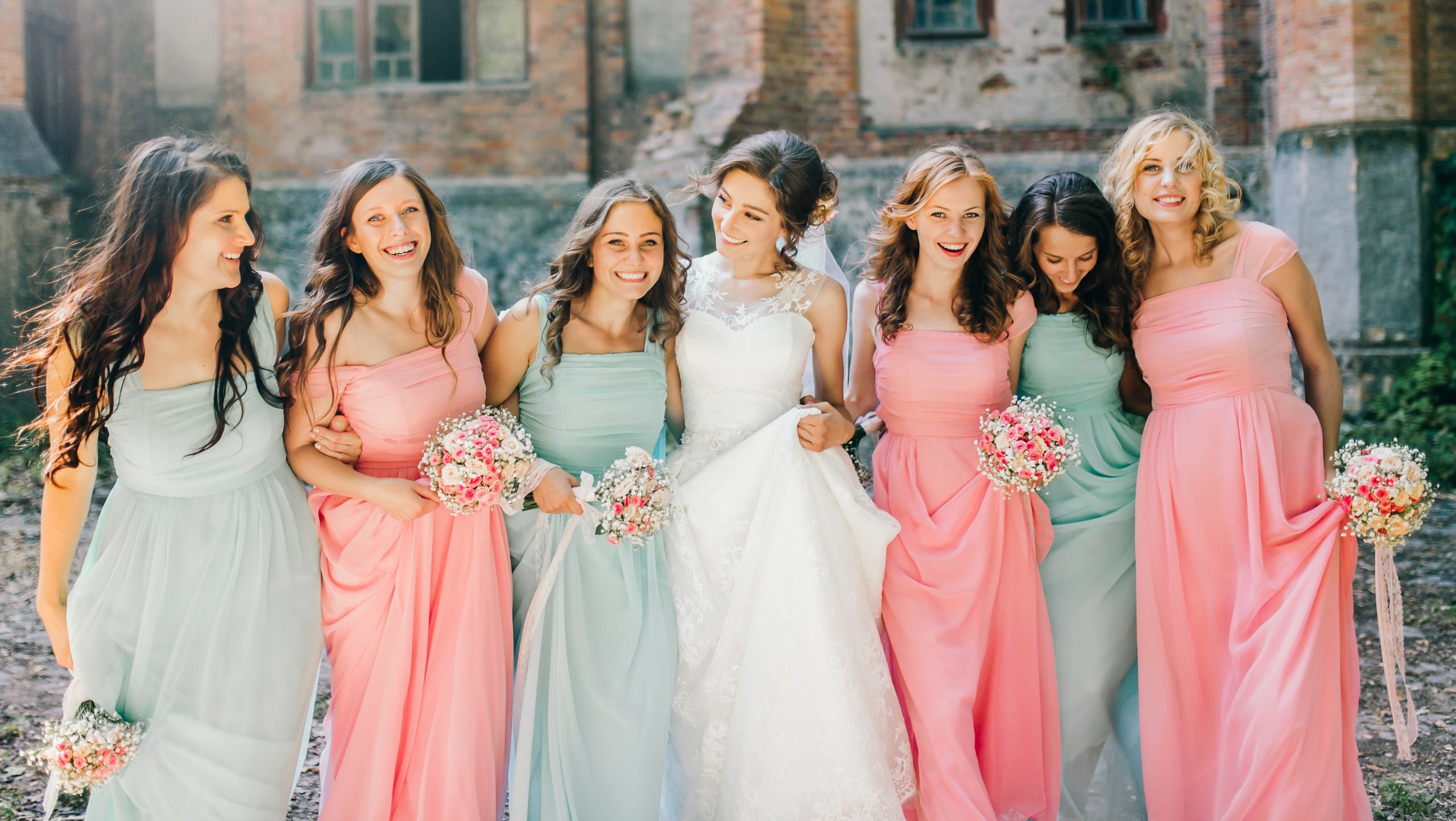 Красивое свадьбу подруге. Костелло Джейн подружки невесты. Подружки невесты в розовых платьях. Платье на свадьбу для подружки. Подруги невесты на свадьбе.