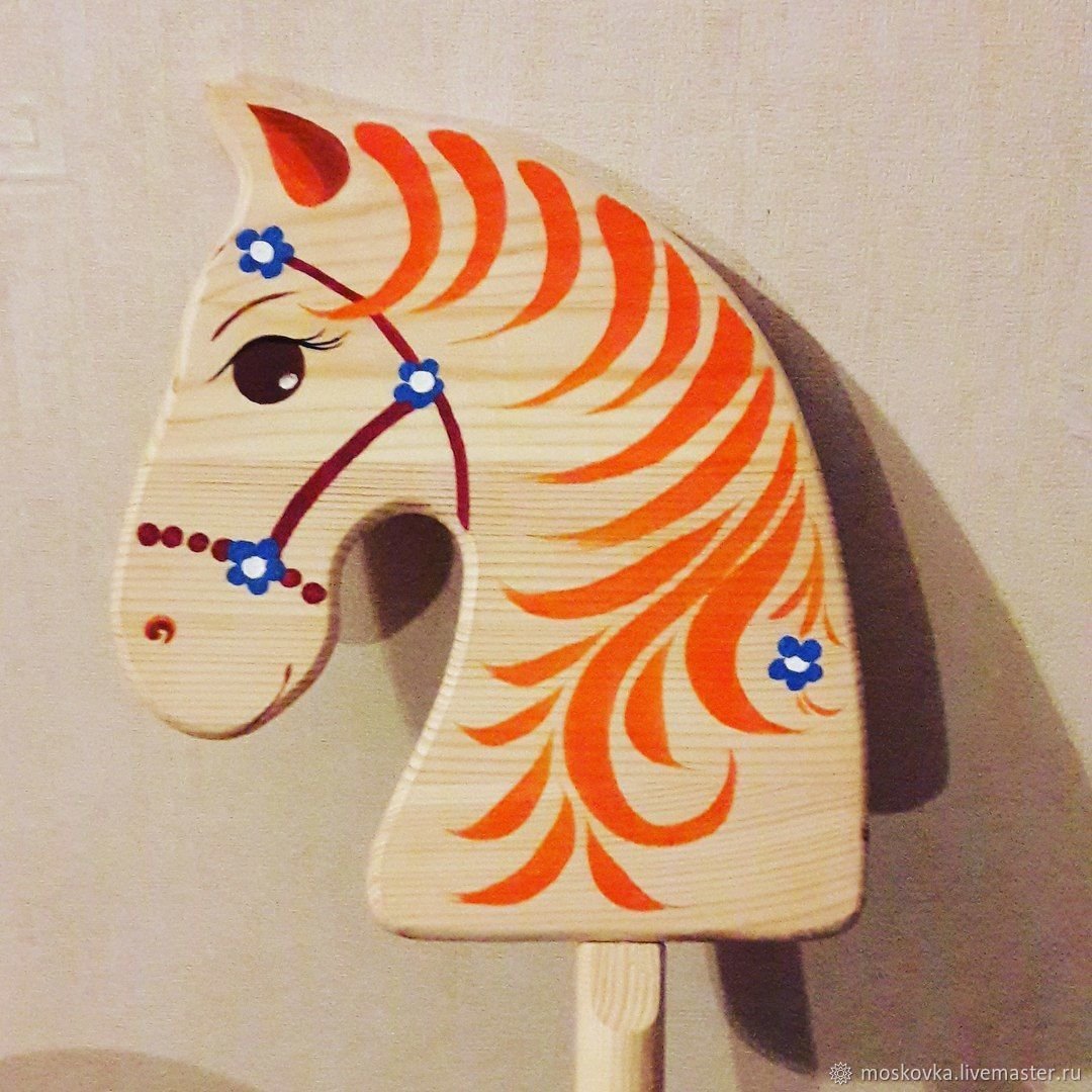 Деревянная лошадка на палке