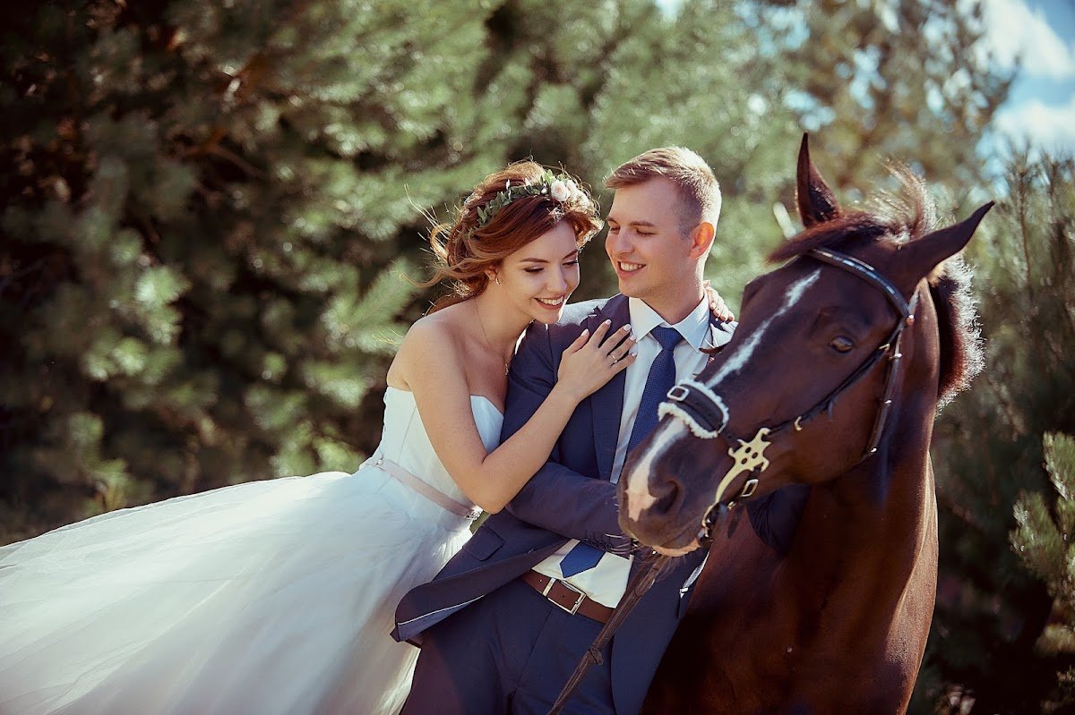 Жених т. Свадебная фотосессия с лошадьми. Фотосессия свадьба на лошадях. Невеста на лошади. Свадебная фотосессия с лошадьми летом.