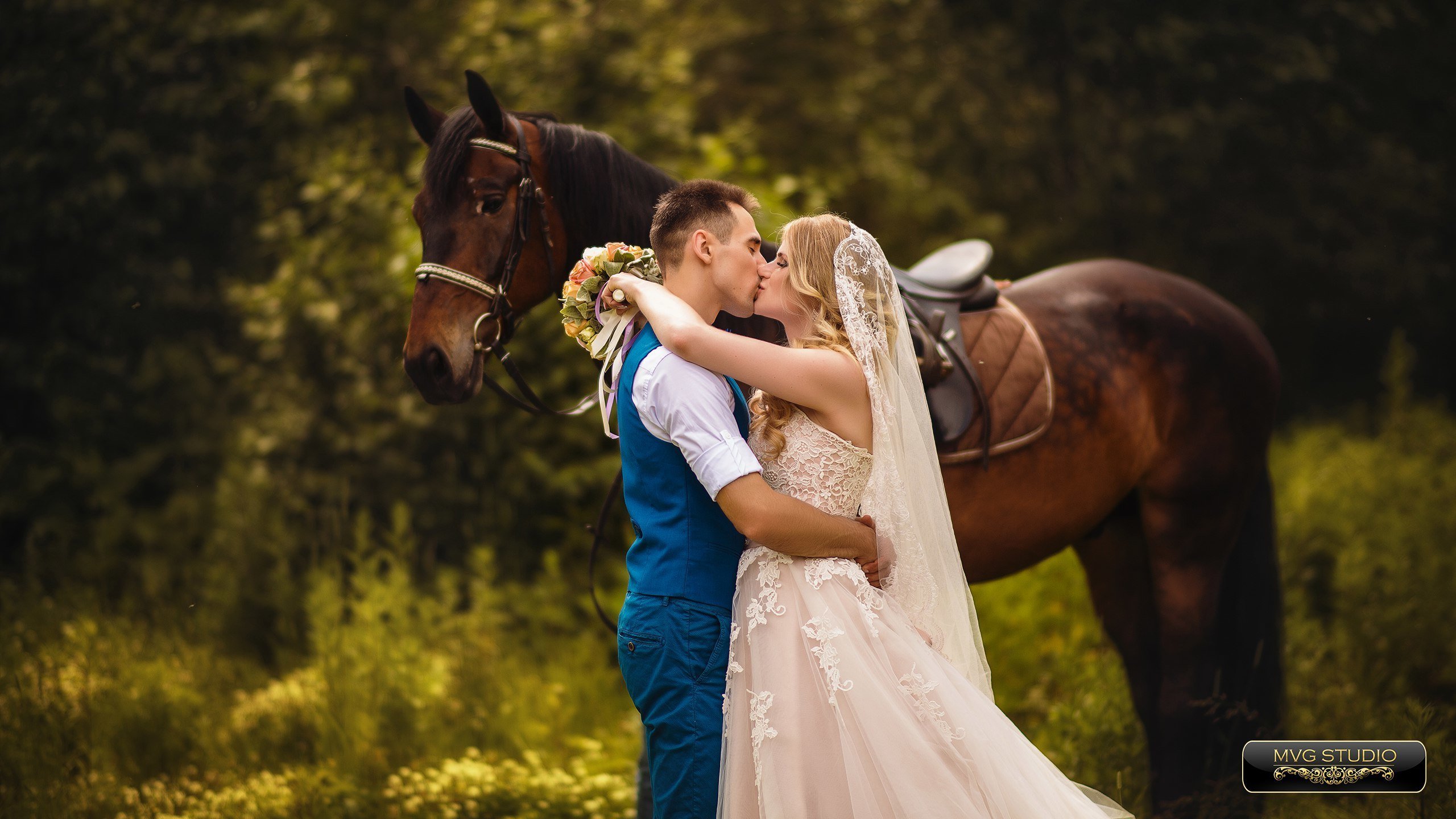 Свадебная фотосессия с лошадьми. Невеста на лошади. Фотосессия свадьба на лошадях. Свадебная фотосессия с лошадьми летом. Конь жених