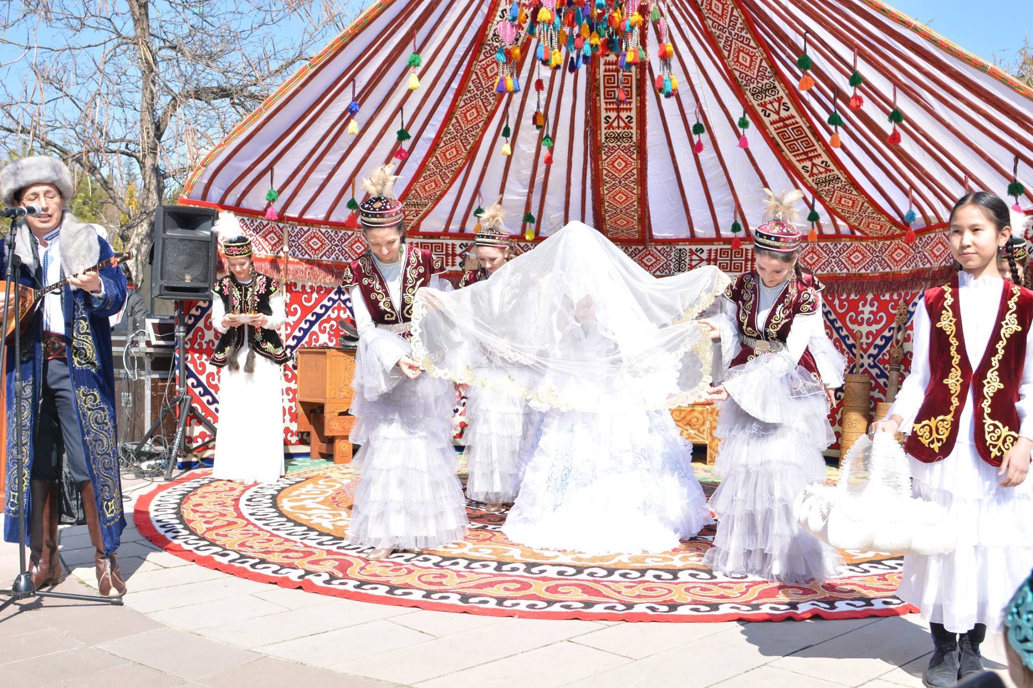 Kazakh traditions. Беташар. Казахский беташар. Казахские Свадебные обряды. Казахский обряд беташар.