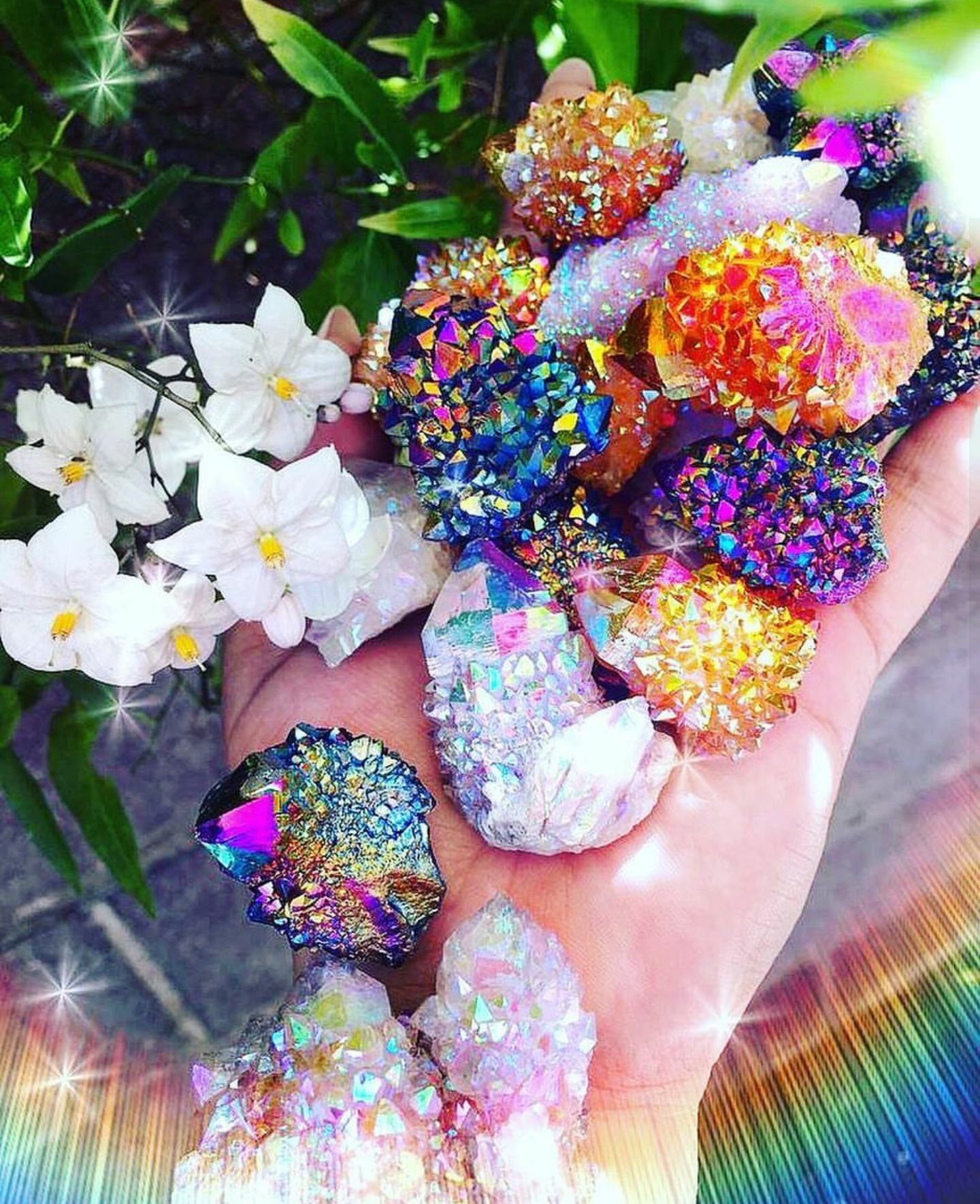Россыпь самоцветов. Россыпь драгоценных камней. Разноцветные драгоценные камни. Красивые разноцветные камни. Красивые камушки.