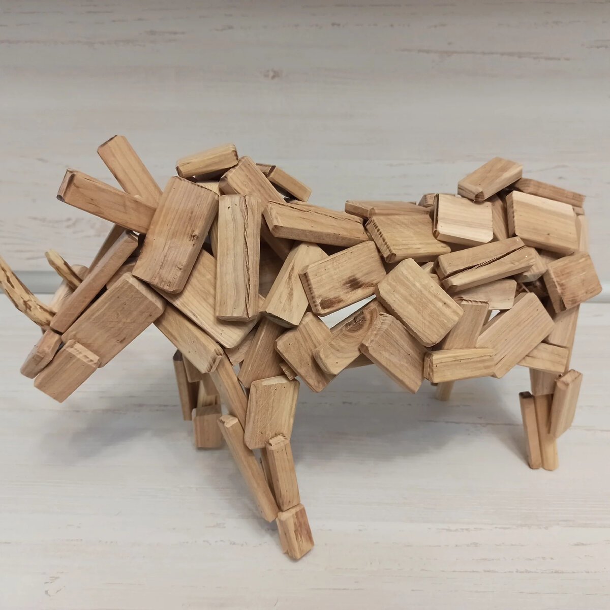 Фигурки из кусков дерева