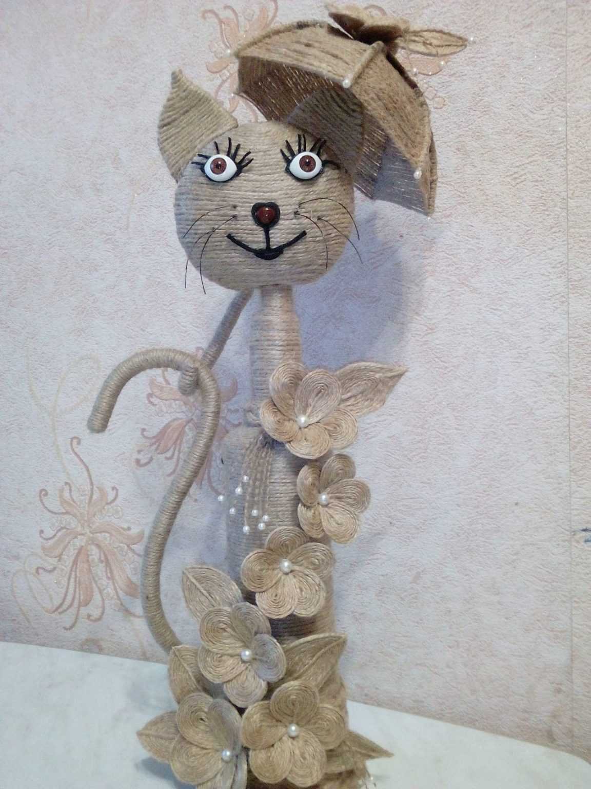 Кошка из шпагата и бутылки