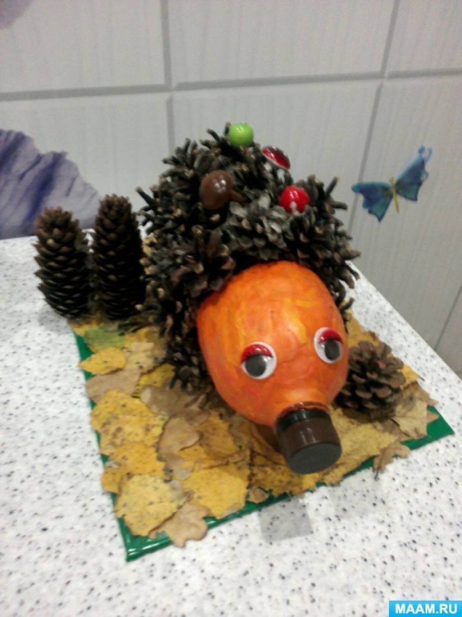 Ёжик из шишек и пластиковой бутылки