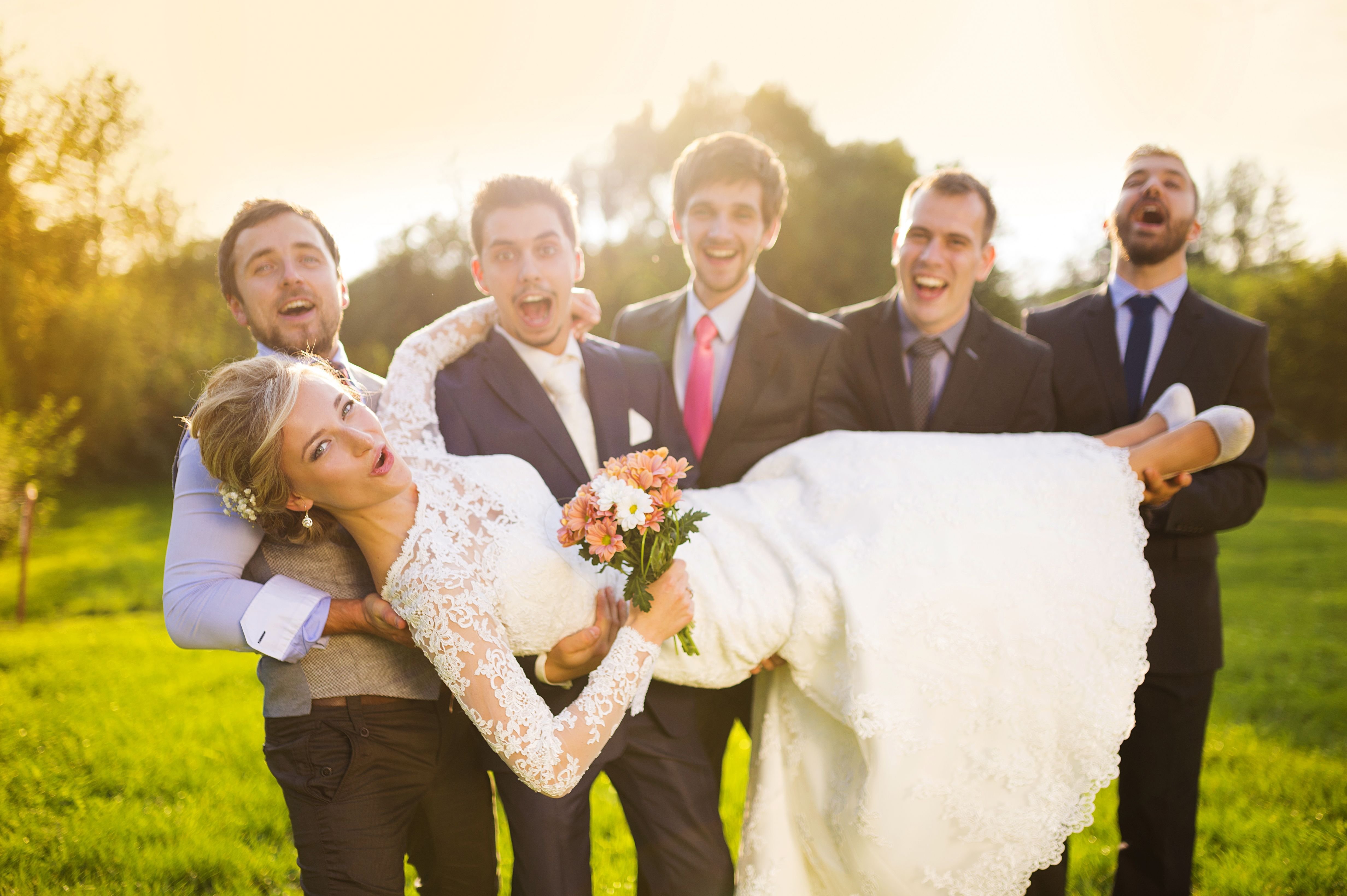 Пока муж с гостями. Невеста и друзья жениха. Фотосессия жениха и невесты с друзьями. Жених и невеста с гостями. Невеста с кучей женихов.