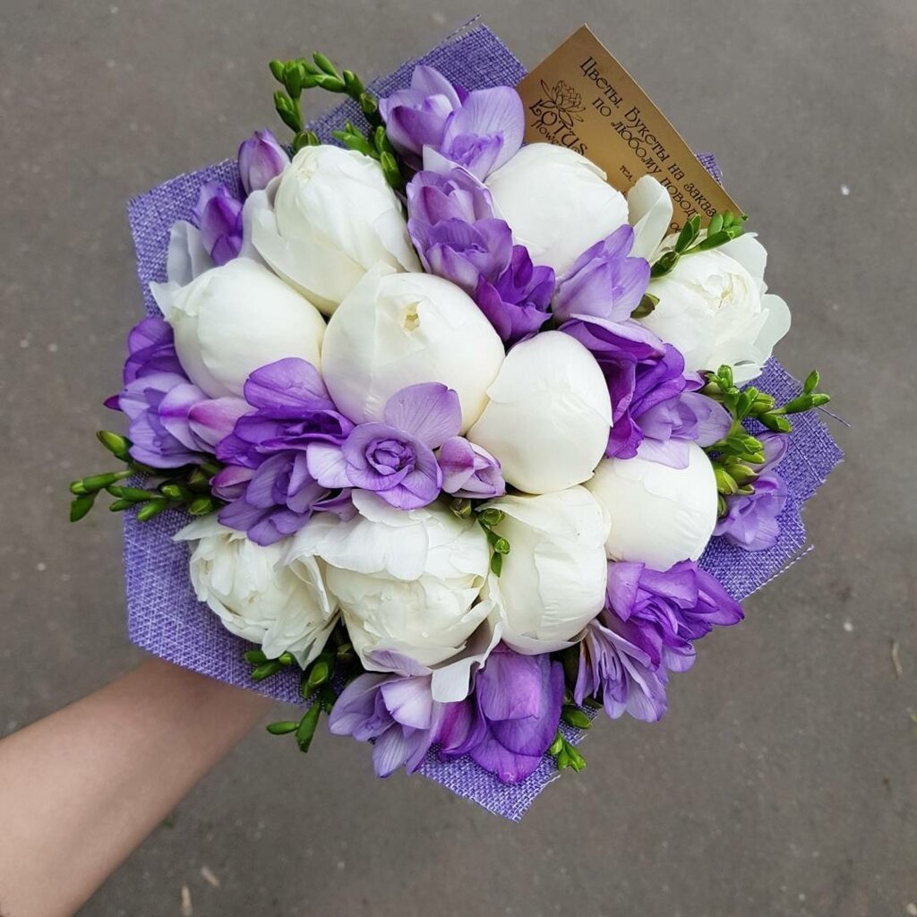 Букет из пионов и ирисов