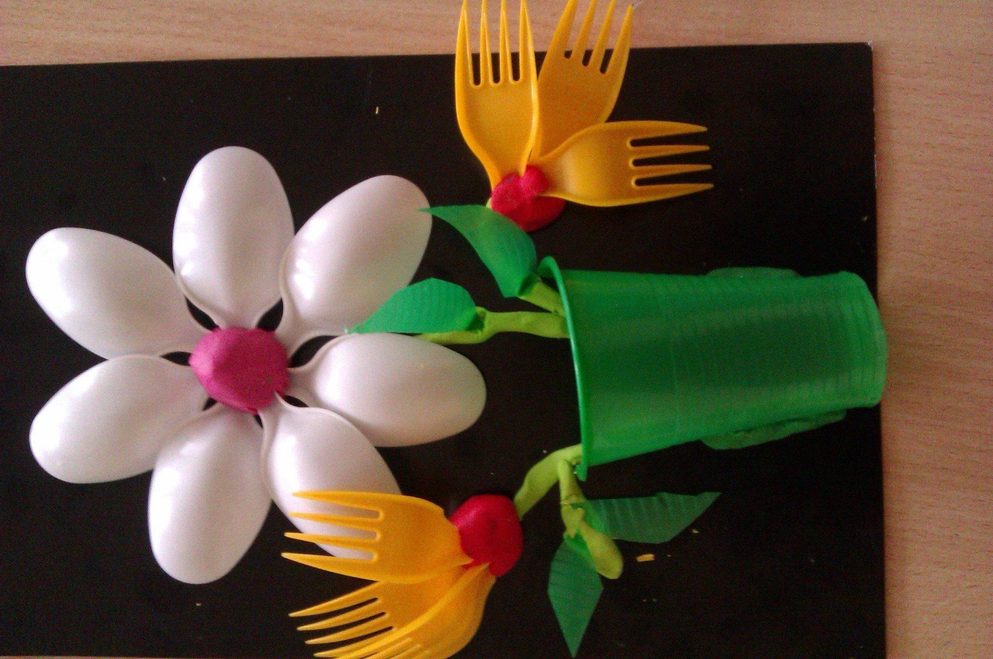 Мастер-класс: цветок из пластиковых ложек и кофейных зерен