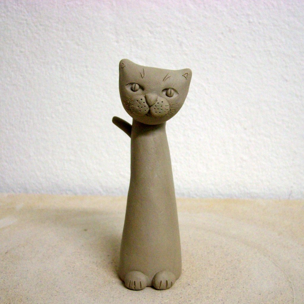 Кошка из глины