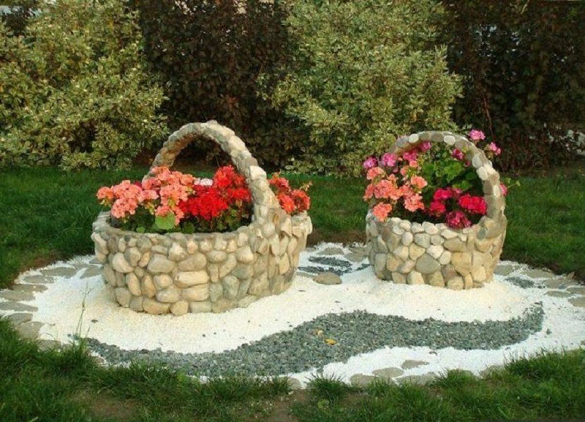 Клумба обложенная камнями