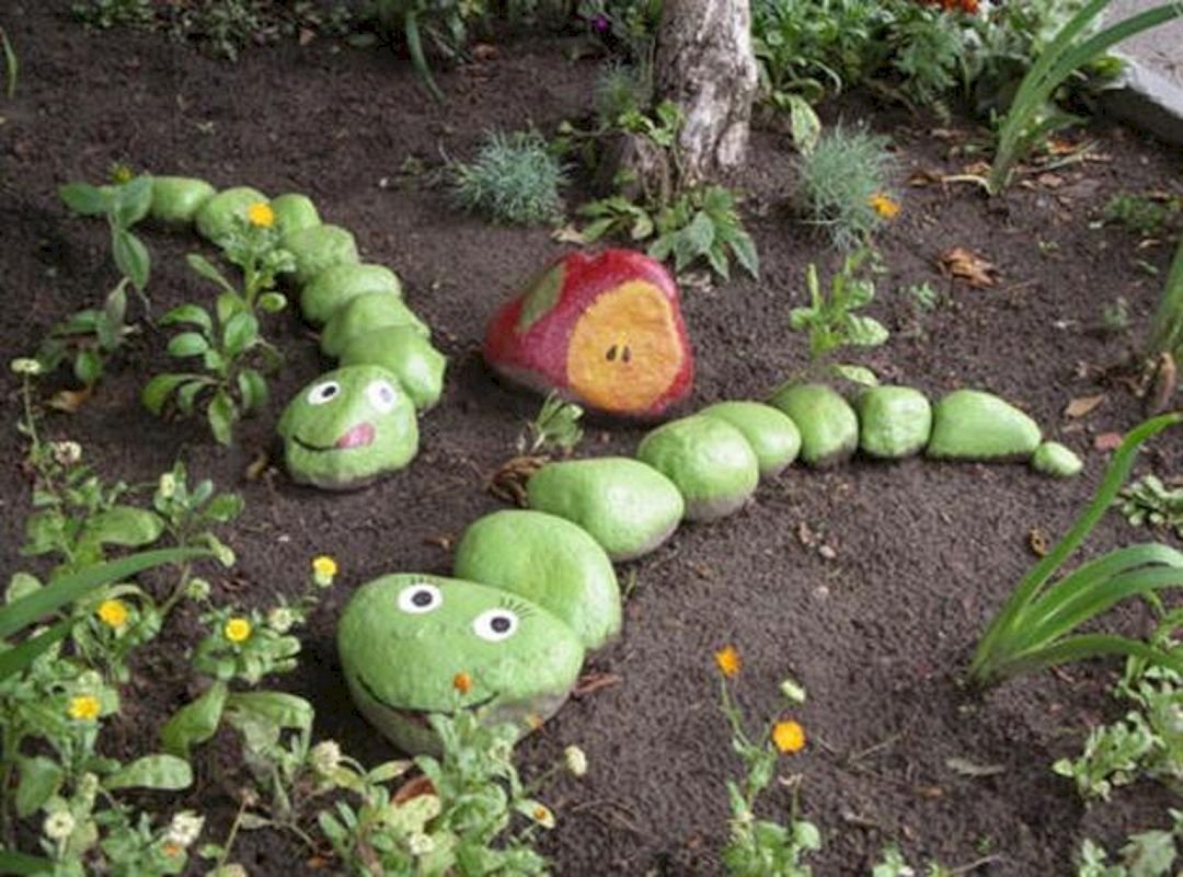 Гусеница из камней для сада своими