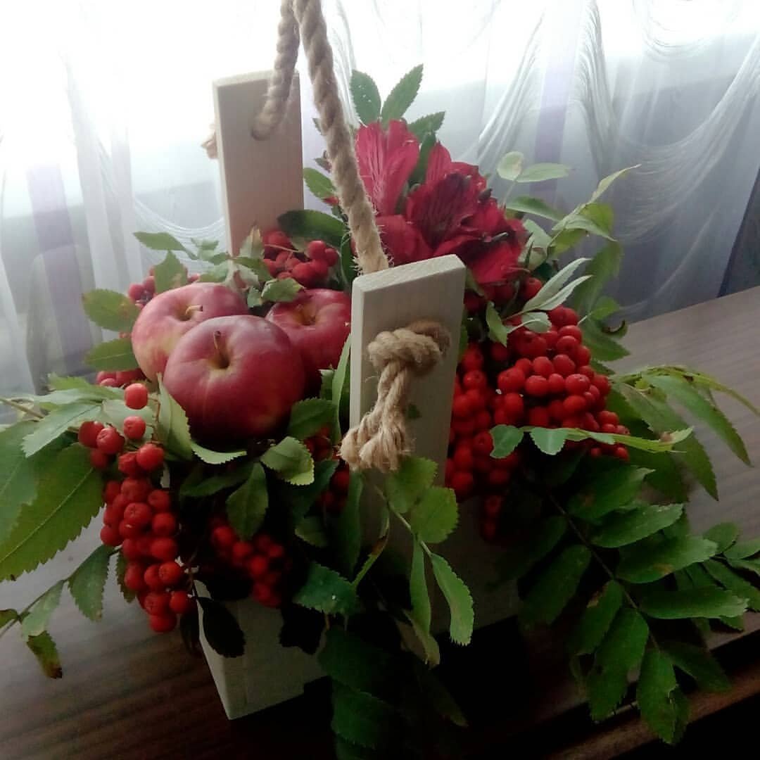 Композиция из рябины и листьев