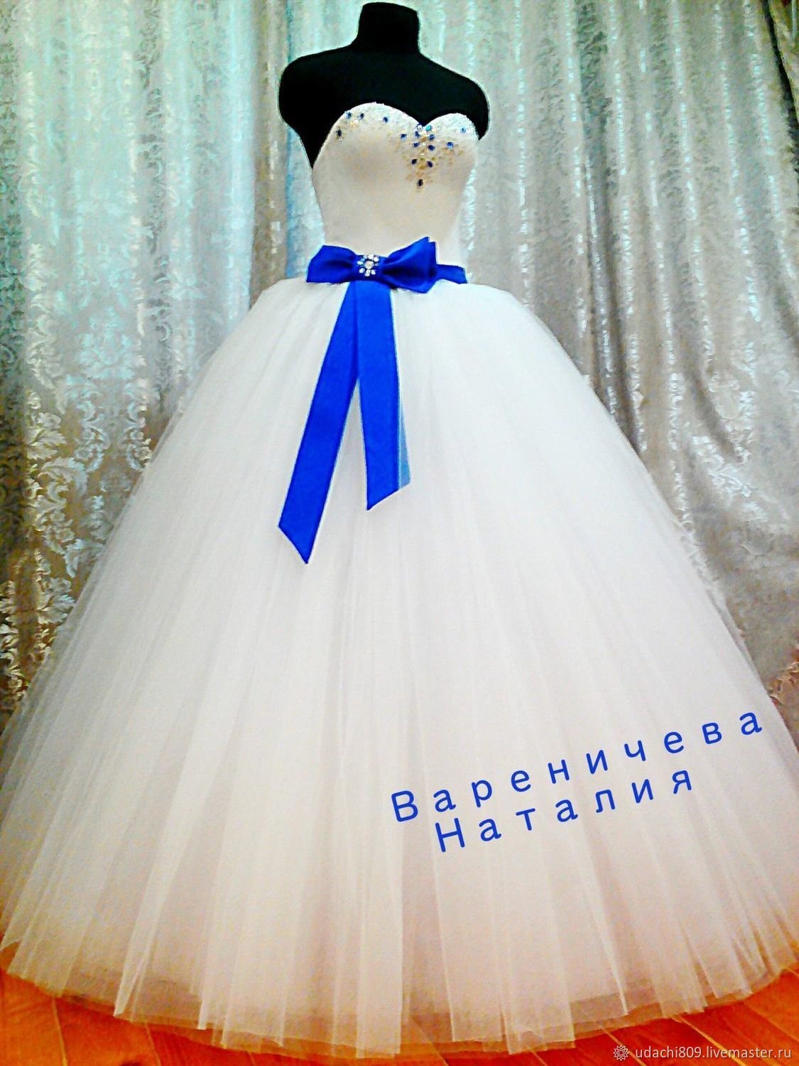 Свадебное платье пышное с синим поясом